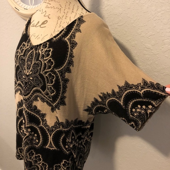 1[New York and Company] Black and Tan print blouse - Picture 2 of 5